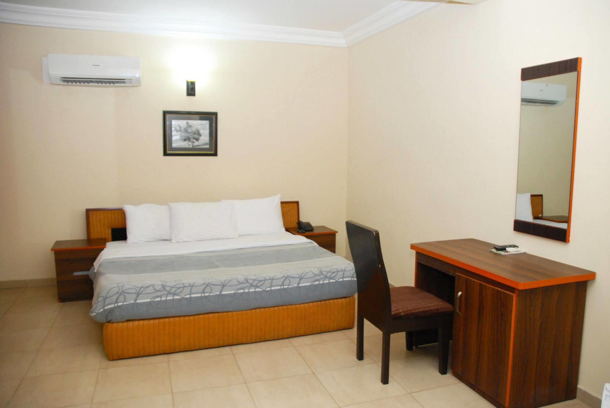 Knightsbridge Hotel Ikeja Exterior photo